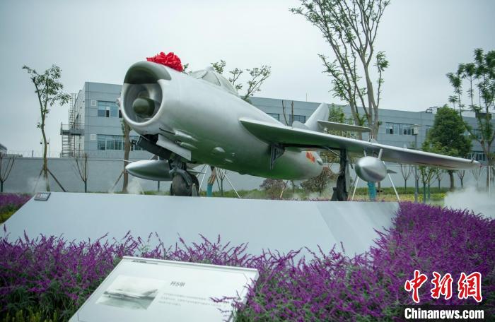 園林式戰斗機博物館內展示的“殲5甲”飛機。　劉忠俊 攝