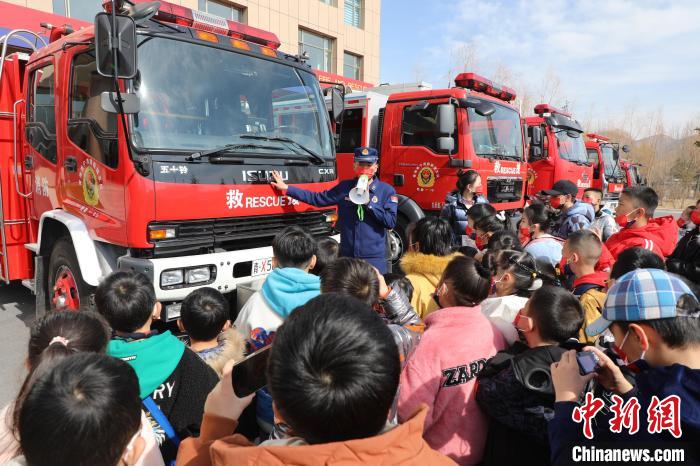 圖為消防員向小朋友們講解消防車?！铨埥?攝
