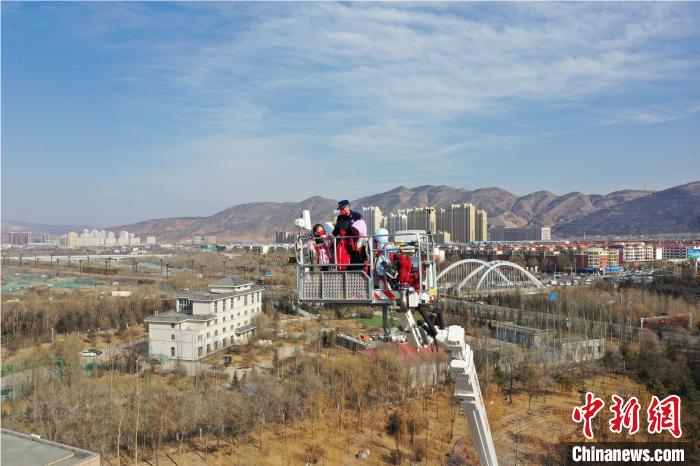 圖為小朋友在消防員的陪同下，體驗78米登高平臺消防車?！铨埥?攝