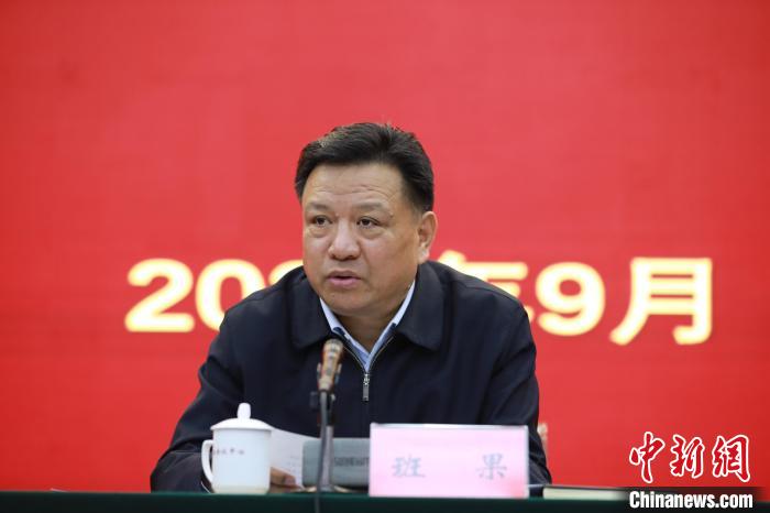 圖為青海省委常委、統戰部部長班果出席會議并講話。　胡貴龍 攝