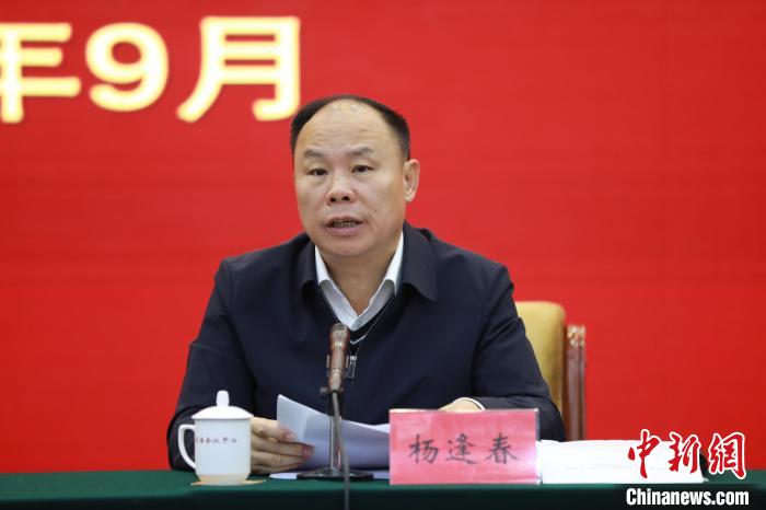 圖為青海省副省長楊逢春主持會議并講話?！『F龍 攝