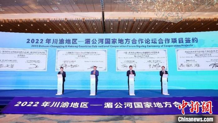 多個項目集中簽約。王宇 攝