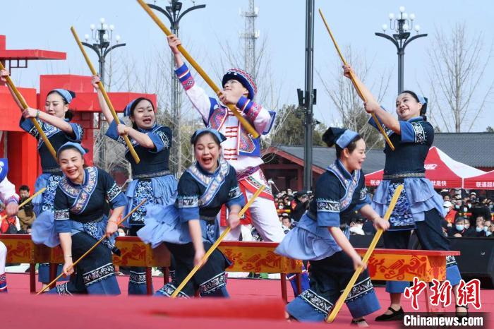 圖為廣西壯族打扁擔(dān)展演?！×赫赵?攝