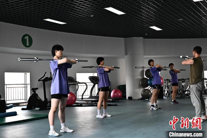 圖為全國青少年女排在天津進行集訓?！√旖蝮w育學院供圖