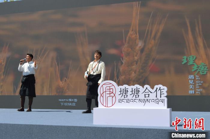 “康巴漢子”現場獻唱。　朱凌捷 攝