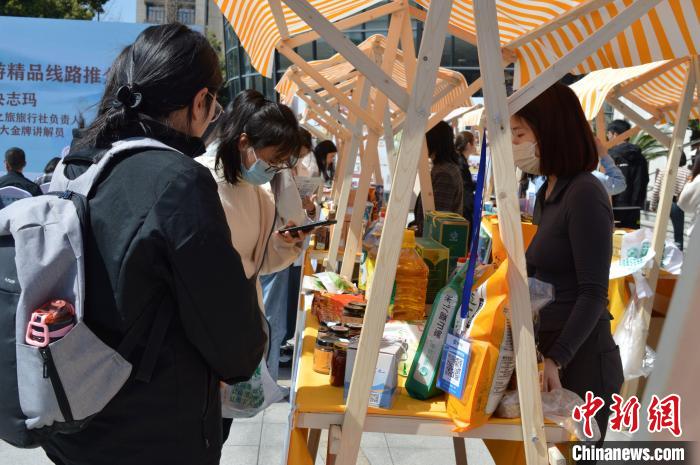 活動現場高校師生選購理塘農特產品。　朱凌捷 攝