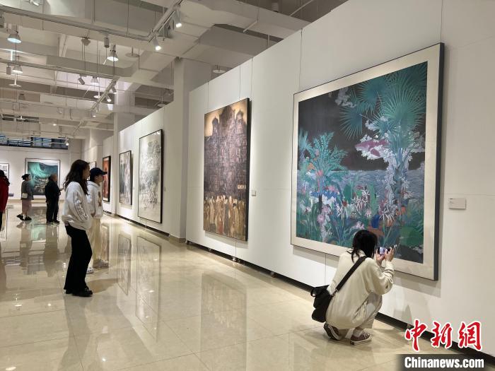 圖為全國青年教師中國畫學術邀請展吸引學生觀展?！＄婌?攝