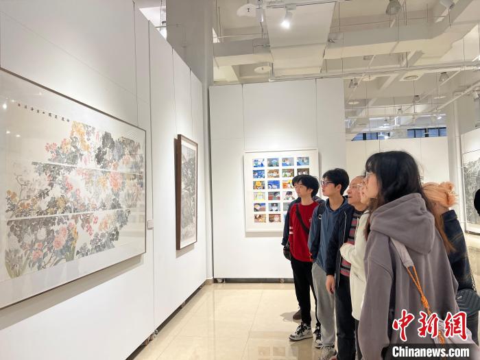 圖為全國青年教師中國畫學術邀請展現場?！＄婌?攝