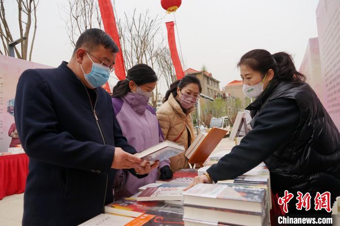 圖為民眾在活動現(xiàn)場購書。　馬銘言 攝