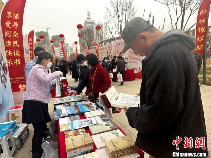 圖為民眾在活動現(xiàn)場讀書、購書。　李雋 攝