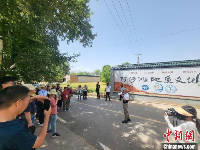 圖為中國地質大學(北京)教授張緒教介紹村落情況?！『衍?攝