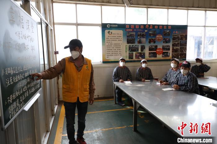 四川煙葉復烤助推涼山脫貧攻堅“幸福課堂”等穩彝族工人就業