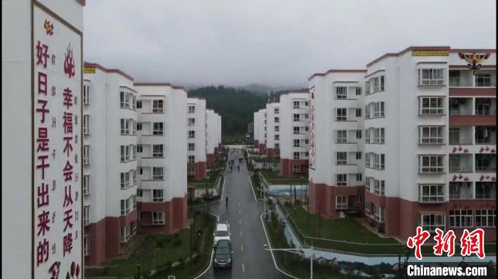 越西縣最大的易地扶貧搬遷安置點——城北感恩社區?！『武?攝