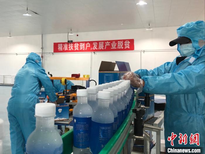 圖為阿里地區措勤縣某飲用水加工公司，該公司以“基地+公司+貧困民眾”為運營模式，帶動貧困民眾68戶232人?！≈x牧 攝