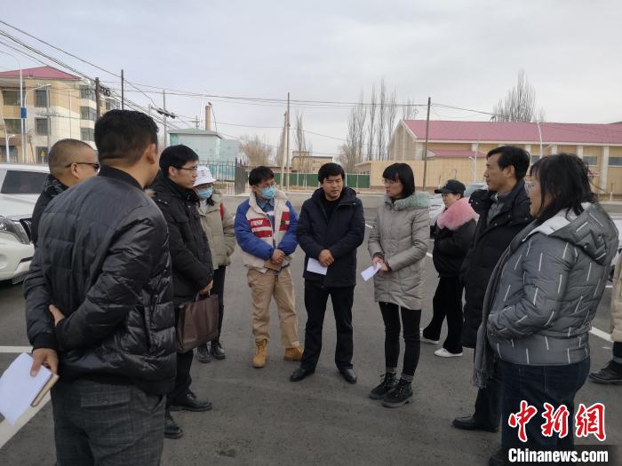 圖為青海大學工作人員正在現場考察該項目進行情況。　李江寧 攝