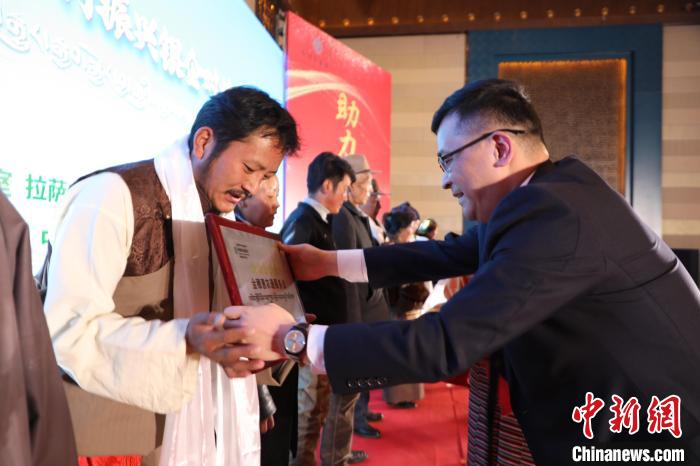 圖為拉薩市銀企對(duì)接洽談會(huì)現(xiàn)場(chǎng)?！「裆愔?攝