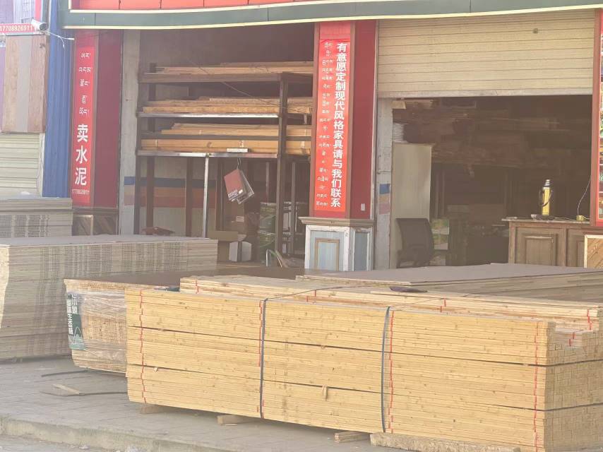白朗縣頗羅鼐大道西段人行道擺放建材。圖片由留言網友提供