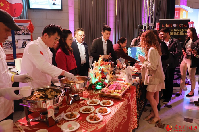 使館工作人員詳細(xì)為現(xiàn)場美食家和來賓講解菜品色香味特點(diǎn)、原料特色、烹制手法及其中蘊(yùn)含的中華美食文化。人民網(wǎng)記者 李志偉攝