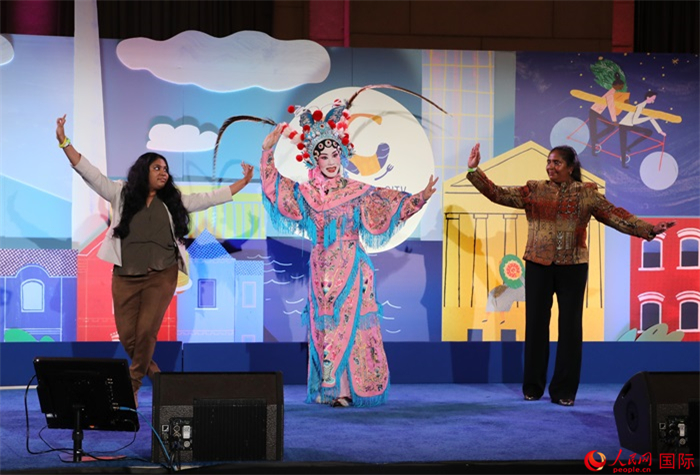 當(dāng)?shù)厝A人京劇社團(tuán)的青年演員現(xiàn)場表演京劇選段，并與現(xiàn)場觀眾近距離互動(dòng)。人民網(wǎng)記者 李志偉攝
