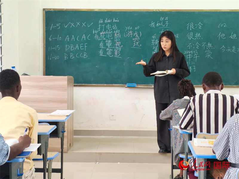 中國老師在給學生們講課。人民網記者 黃培昭攝