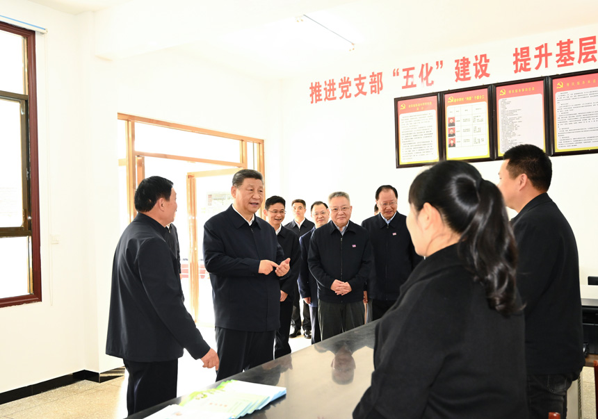 2024年3月18日至21日，中共中央總書記、國家主席、中央軍委主席習近平在湖南考察。這是19日下午，習近平在常德市鼎城區謝家鋪鎮港中坪村黨群服務中心了解當地為基層減負、提升基層治理效能等情況。新華社記者 燕雁 攝