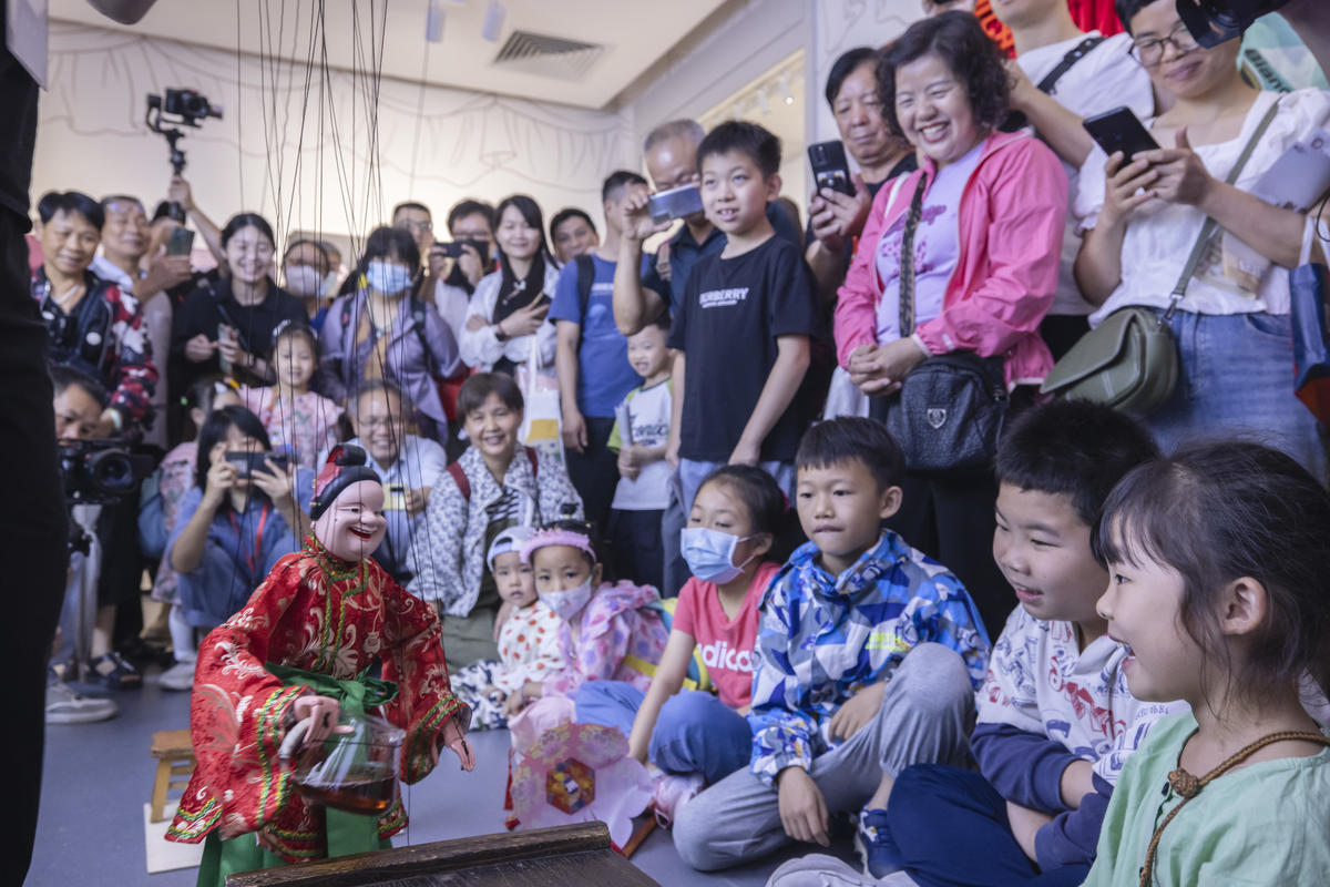 5月1日，廣州市白鵝潭大灣區藝術中心非物質文化遺產館內，精彩的梅縣提線木偶戲表演吸引了眾多游客駐足觀賞。 來源：人民圖片網