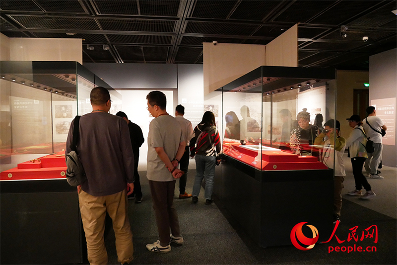 “五一”假期，游客在首都博物館參觀展覽。人民網記者 韋衍行攝
