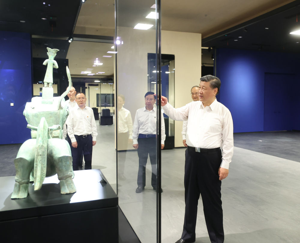 2023年7月26日，習(xí)近平總書記在四川省德陽市考察了三星堆博物館，了解當?shù)貧v史文化遺址發(fā)掘研究、文物保護修復(fù)等情況。