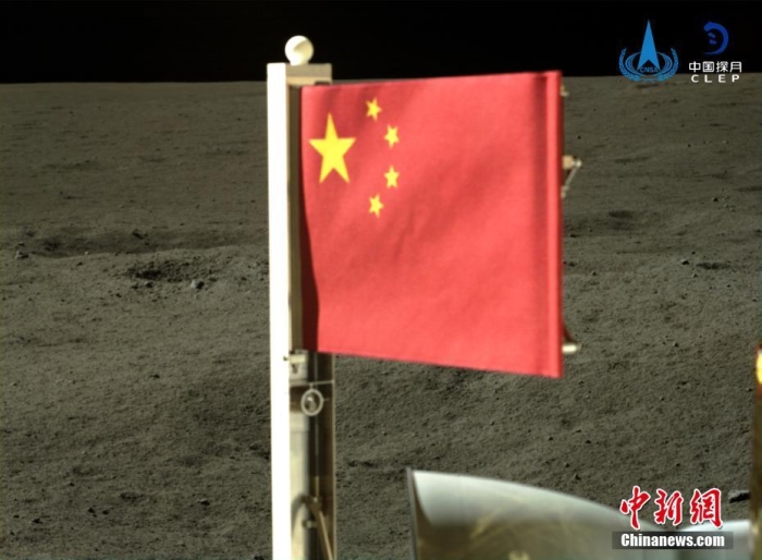 6月4日，中國國家航天局公布了嫦娥六號探測器在月球背面的五星紅旗展示影像。鮮艷的五星紅旗再次閃耀月球，這也是中國首次在月球背面獨立動態展示國旗。<a target='_blank' href='/'><p  align=