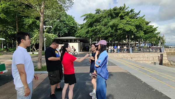 人民網記者采訪紅樹林公園游客。人民網記者 李彤攝