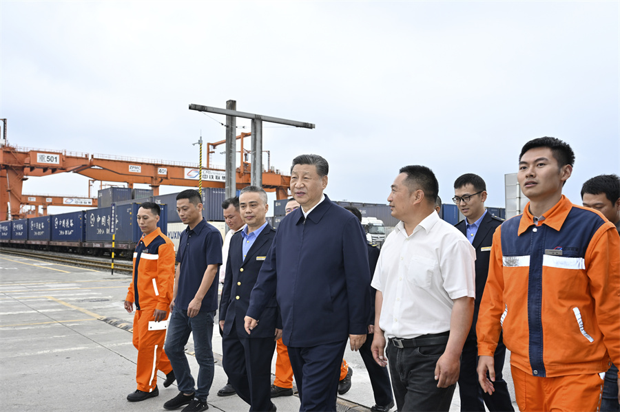 2024年4月22日至24日，中共中央總書記、國家主席、中央軍委主席習近平在重慶考察。這是22日下午，習近平在重慶國際物流樞紐園區重慶鐵路集裝箱中心站，同貨車司機、列車司機、裝卸工人、場站管理人員等親切交流。新華社記者 岳月偉 攝