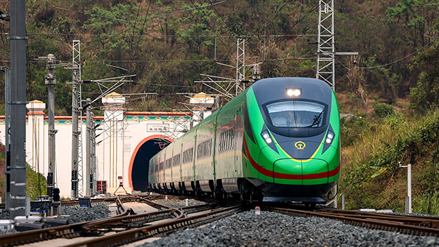 “瀾滄號(hào)”動(dòng)車(chē)組列車(chē)駛過(guò)友誼隧道。徐章位攝