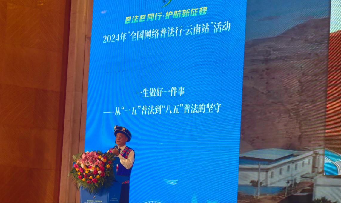 李學(xué)平分享普法的故事。人民網(wǎng)記者 孝金波攝