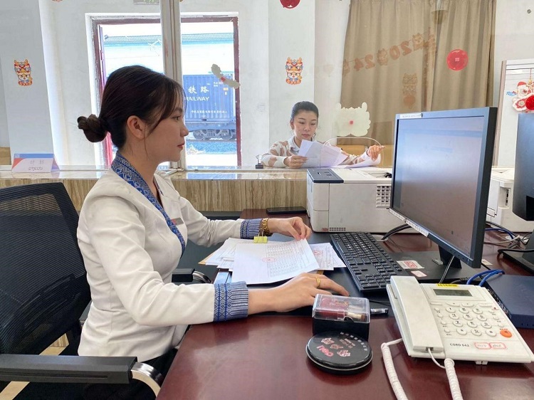 春節(jié)期間，中老鐵路員工堅(jiān)守崗位，保障鐵路運(yùn)行安全、暢通。李加勇攝