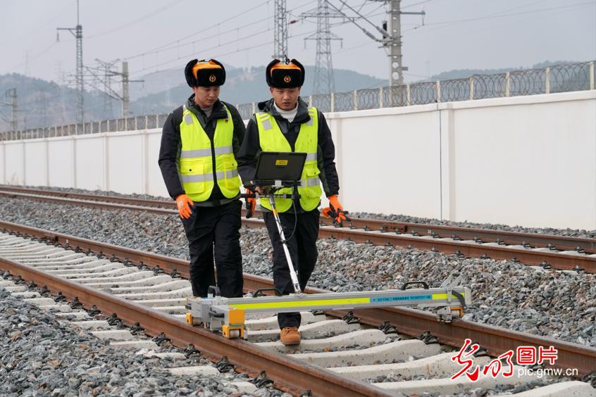 【發現最美鐵路】云端上的“毫米級”守護者——麗香鐵路養護工
