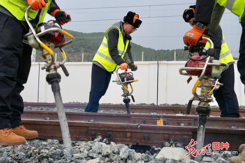 【發現最美鐵路】云端上的“毫米級”守護者——麗香鐵路養護工