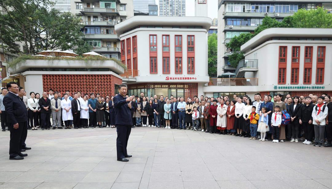 △2024年4月22日，習近平總書記來到重慶九龍坡區謝家灣街道民主村社區考察。