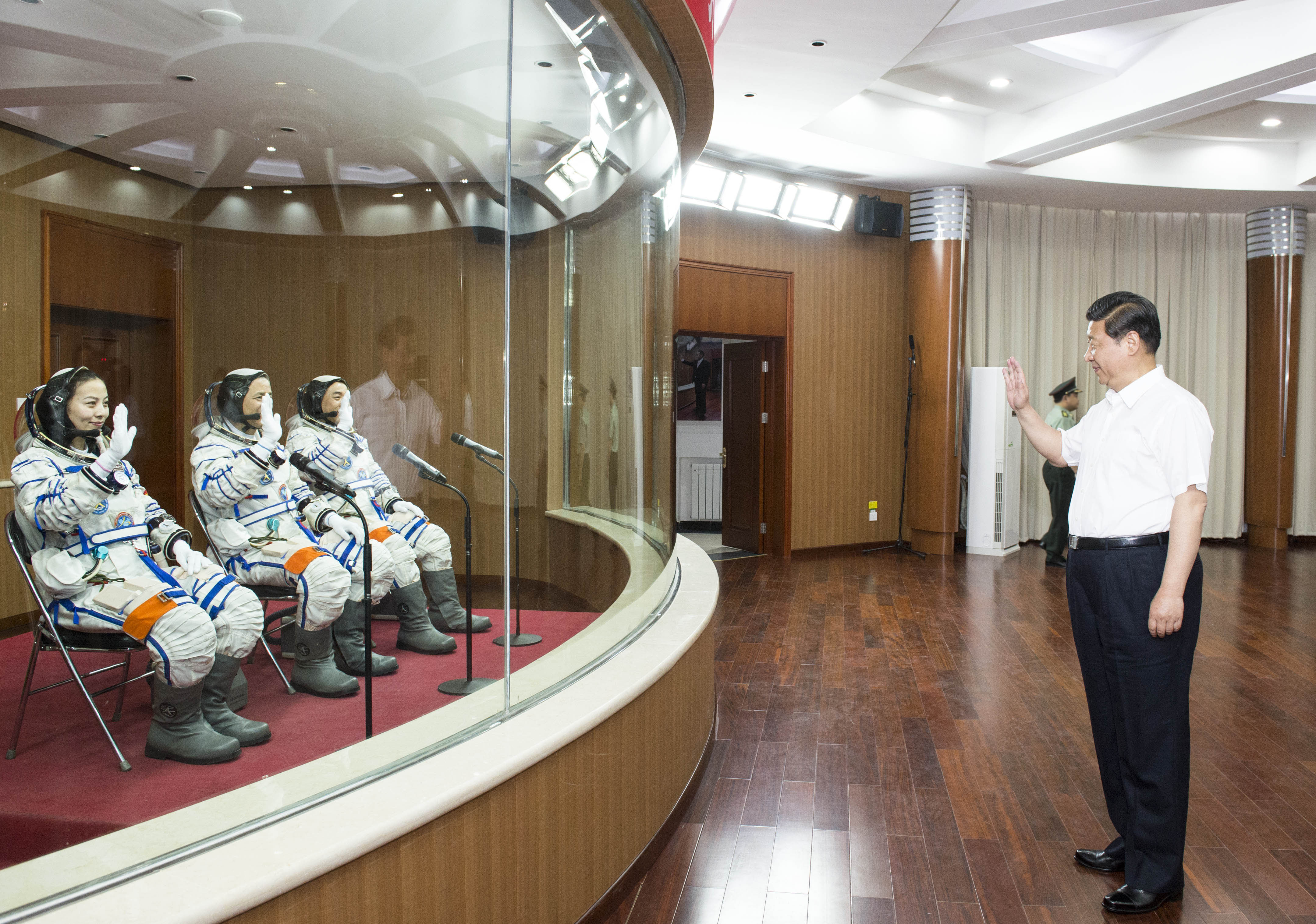 2013年6月11日，習(xí)近平總書記在酒泉衛(wèi)星發(fā)射中心觀看神舟十號載人飛船發(fā)射。這是習(xí)近平向即將出征的航天員聶海勝、張曉光、王亞平揮手致意。