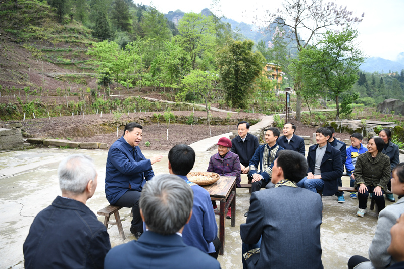 2019年4月15日至17日，中共中央總書記、國家主席、中央軍委主席習(xí)近平在重慶考察，并主持召開解決“兩不愁三保障”突出問題座談會。這是4月15日下午，習(xí)近平在石柱土家族自治縣中益鄉(xiāng)華溪村同村民代表、基層干部、扶貧干部、鄉(xiāng)村醫(yī)生等圍坐在一起，共話脫貧攻堅。新華社記者 謝環(huán)馳 攝