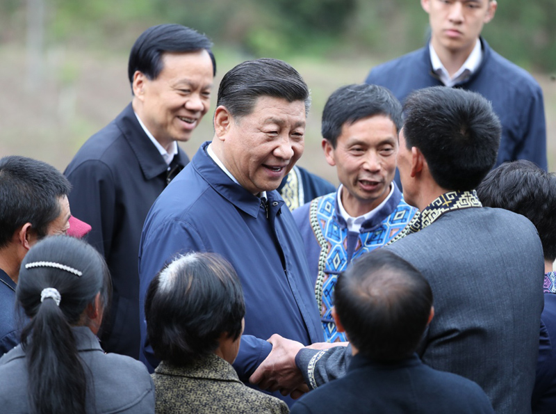 2019年4月15日至17日，中共中央總書記、國家主席、中央軍委主席習(xí)近平在重慶考察，并主持召開解決“兩不愁三保障”突出問題座談會。這是4月15日下午，習(xí)近平在石柱土家族自治縣中益鄉(xiāng)華溪村同村民親切交流。新華社記者 丁海濤 攝