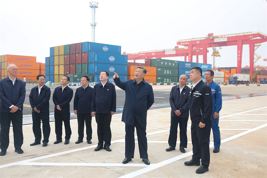 2024年5月22日至24日，中共中央總書記、國家主席、中央軍委主席習近平在山東考察。這是22日下午，習近平在日照港察看全自動化集裝箱碼頭作業場景。新華社記者 鞠鵬 攝