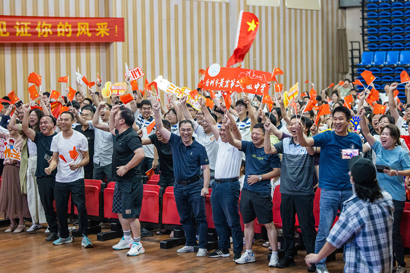 北京時間7月27日，2024年巴黎奧運會首個比賽日，在射擊10米氣步槍混合團體比賽中，中國選手黃雨婷/盛李豪獲得金牌。圖為黃雨婷的母校師生們通過收看奧運直播的方式為她加油助威。