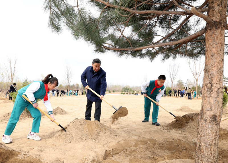 2022年3月，習(xí)近平總書(shū)記來(lái)到北京市大興區(qū)黃村鎮(zhèn)參加首都義務(wù)植樹(shù)活動(dòng)，同大家一起植樹(shù)。新華社記者 黃敬文 攝