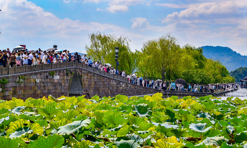 2024年10月4日，杭州西湖景區迎來國慶假期旅游高峰。