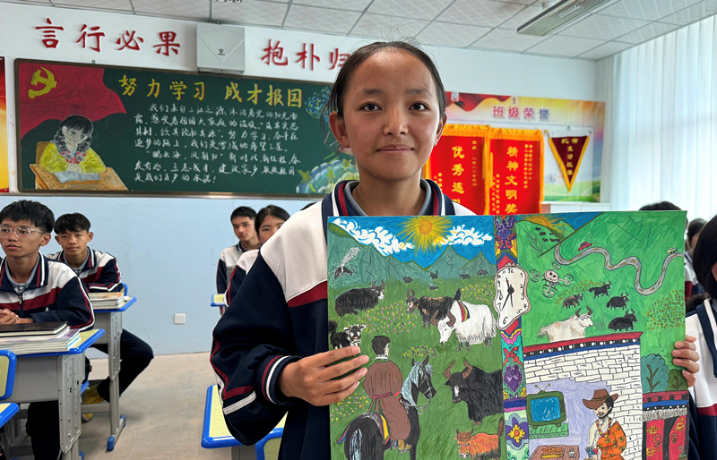 果洛西寧民族中學學生尼東拉毛在主題思政課上展示表現(xiàn)現(xiàn)代化家鄉(xiāng)的作品。