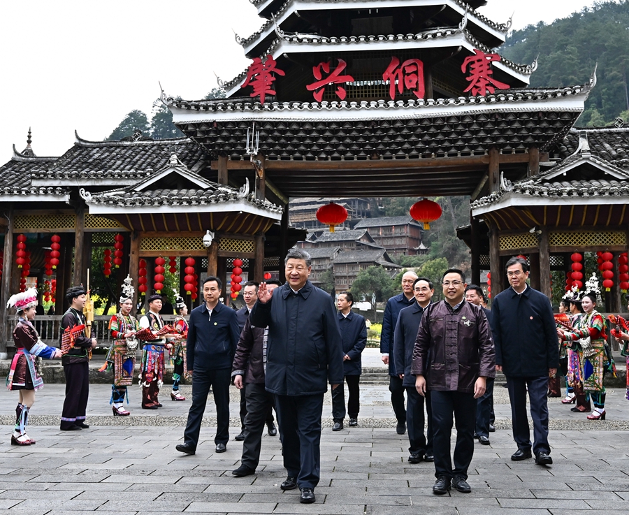2025年3月17日下午，習近平在黔東南州黎平縣肇興侗寨考察時，在寨門口向身著民族盛裝歡迎的村民揮手致意。新華社記者 燕雁 攝