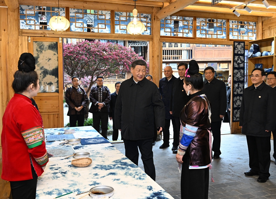 2025年3月17日下午，習近平在黔東南州黎平縣肇興侗寨侗鄉(xiāng)特色產業(yè)基地考察。新華社記者 謝環(huán)馳 攝