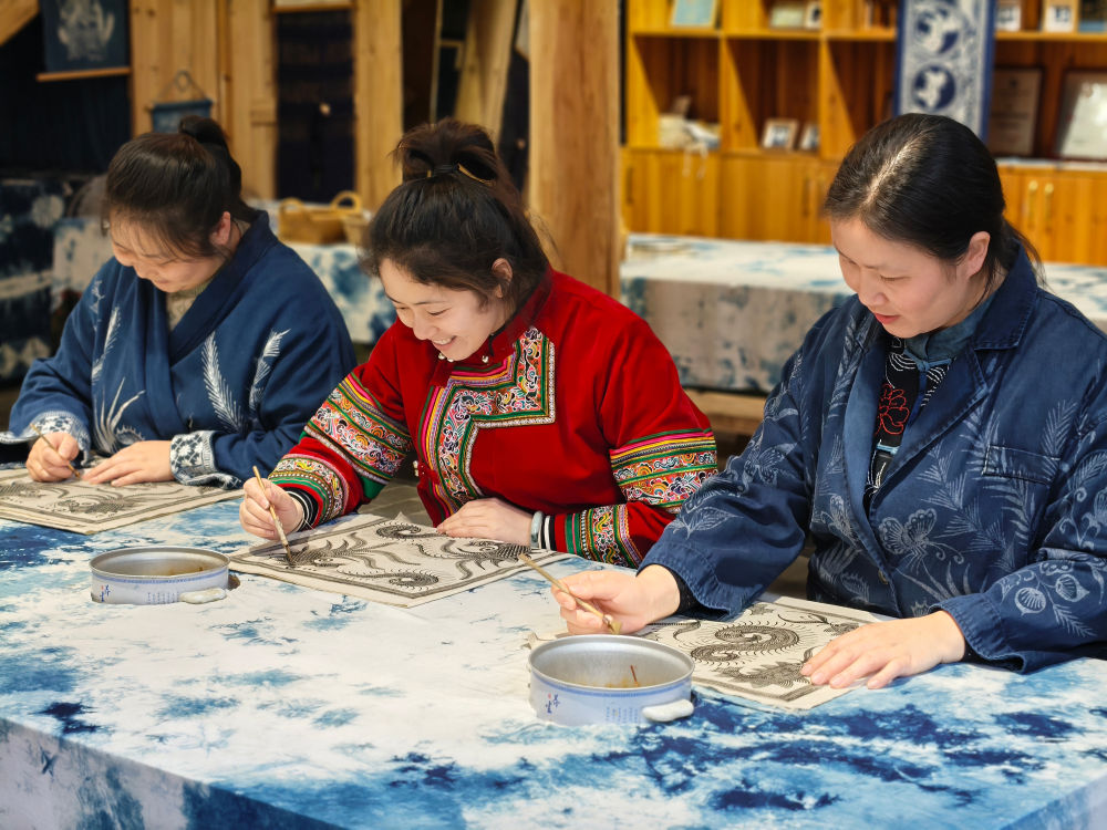 2025年3月14日，村民在肇興侗寨內制作蠟染。圖片來源：新華社
