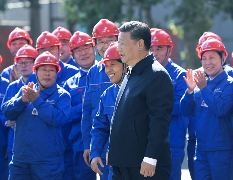2018年9月26日，在中國一重集團(tuán)，習(xí)近平總書記走到工人中間，同大家親切交流。