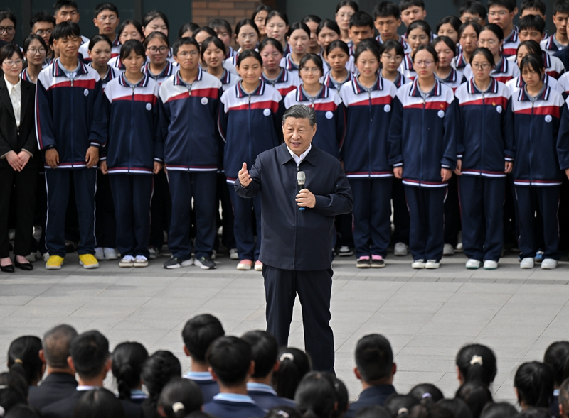 2024年6月18日，習近平總書記在青海果洛西寧民族中學考察時，同師生們親切交流。